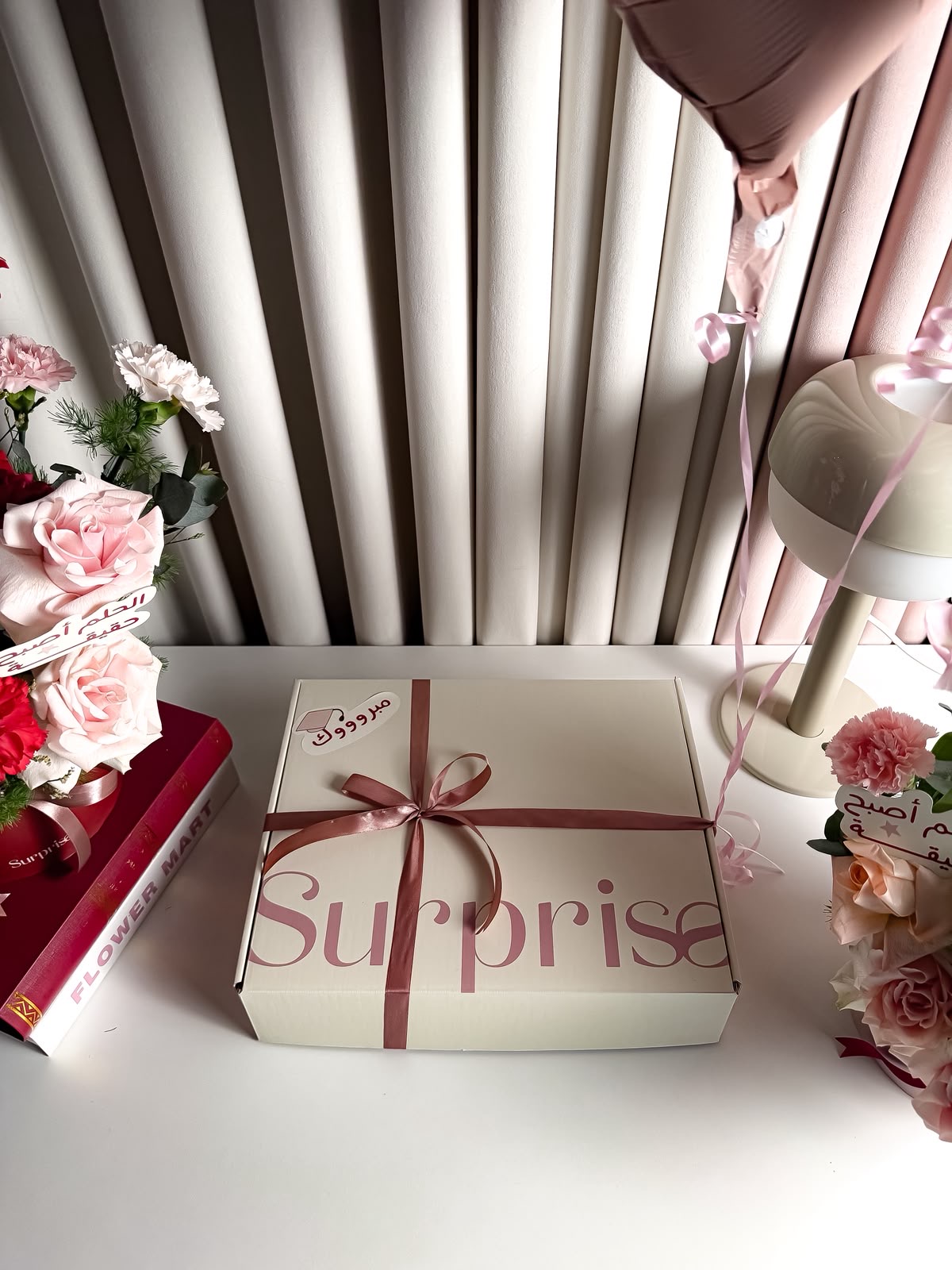 Graduation Crunchy Box & 2 Balloons Gift - الصورة 3