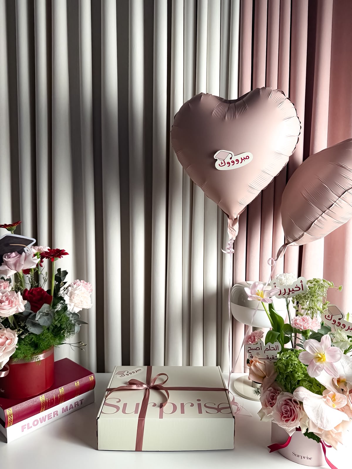 Graduation Crunchy Box & 2 Balloons Gift - الصورة 2